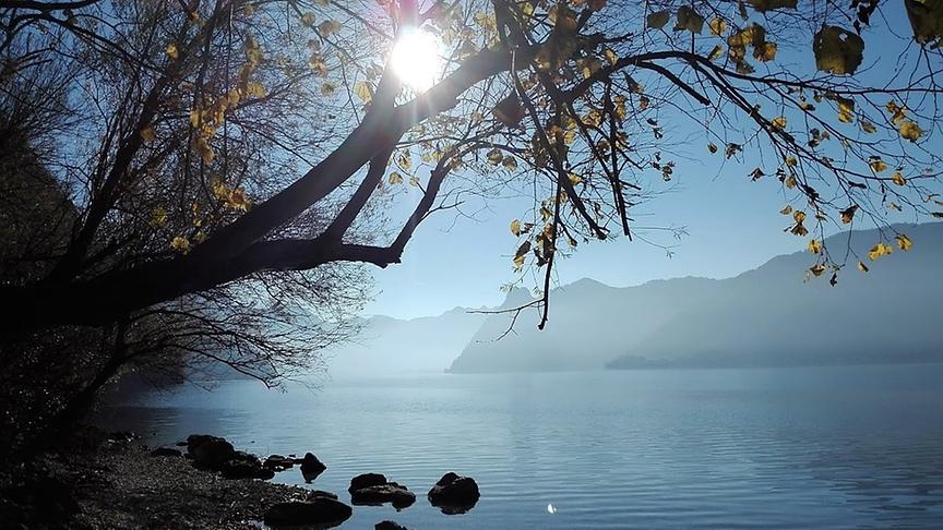 © Evelyne Füreder Leichter Nebel über dem See, Blick nach Traunkirchen und Sonnstein. (Evelyne Füreder)