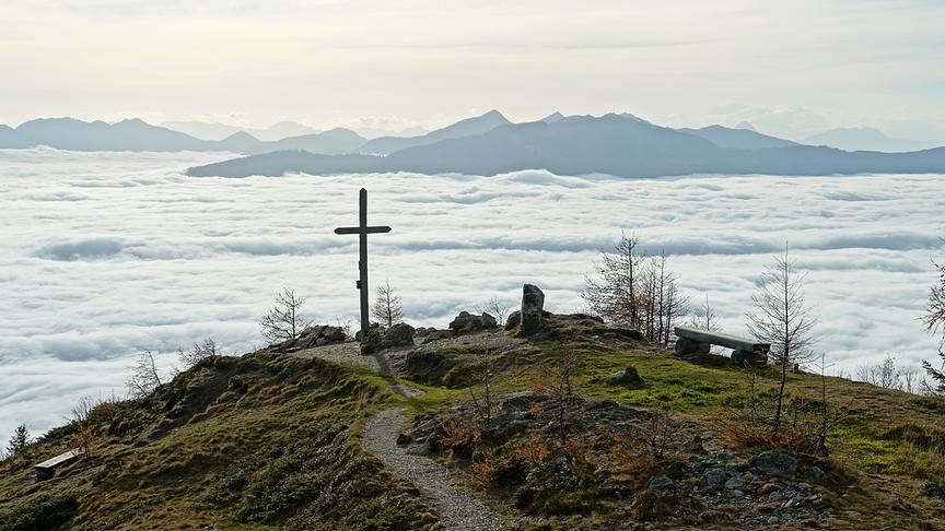© Annelie Möser Am Lammersdorfer Almkreuz über dem Nebel, darunter verborgen der Millstätter See. (Annelie Möser)