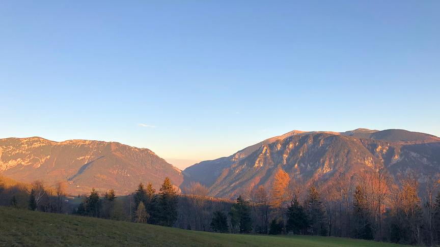 © Sabina Hörtner Blick auf Schneeberg und Rax, Sonnenaufgang, Herbstfärbung. (Sabina Hörtner)