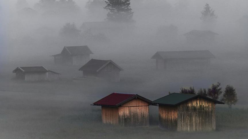 © Peter Grill Morgennebel in Ehrwald Tirol es wird schön langsam Winter. (Peter Grill)