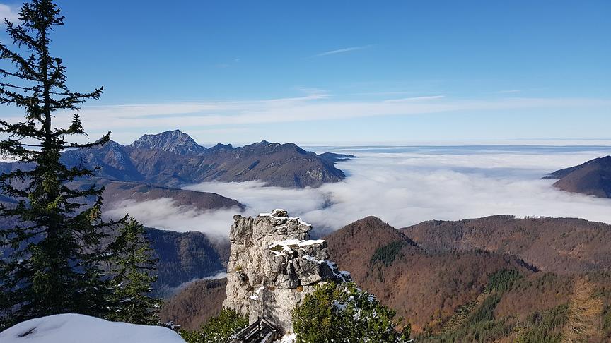 © Karl Jahn Blick über das Almtal Richtung NW. Der Zentralraum in dichtem Nebel, der Traunstein (links) im strahlenden Sonnenlicht. (Karl Jahn)