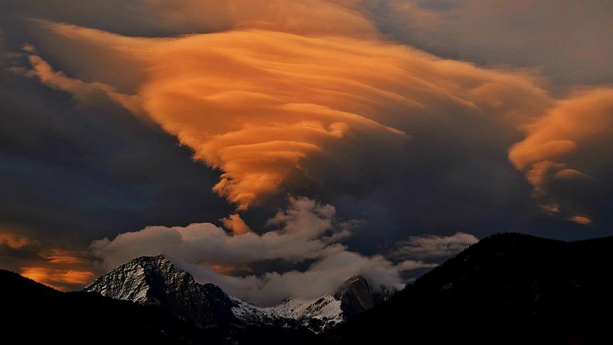 © Ingrid Grossauer Solch gigantische Föhnwolken/Lenticularis, konnte man Montagabend über Selzthal, zwischen dem Pyhrgas & Scheiblingstein sehen. (Ingrid Grossauer)