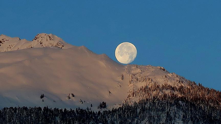 © Caro Guttner Wenn der Mond zu Sonnenaufgang den Hochstadel begrüßt. (Caro Guttner)