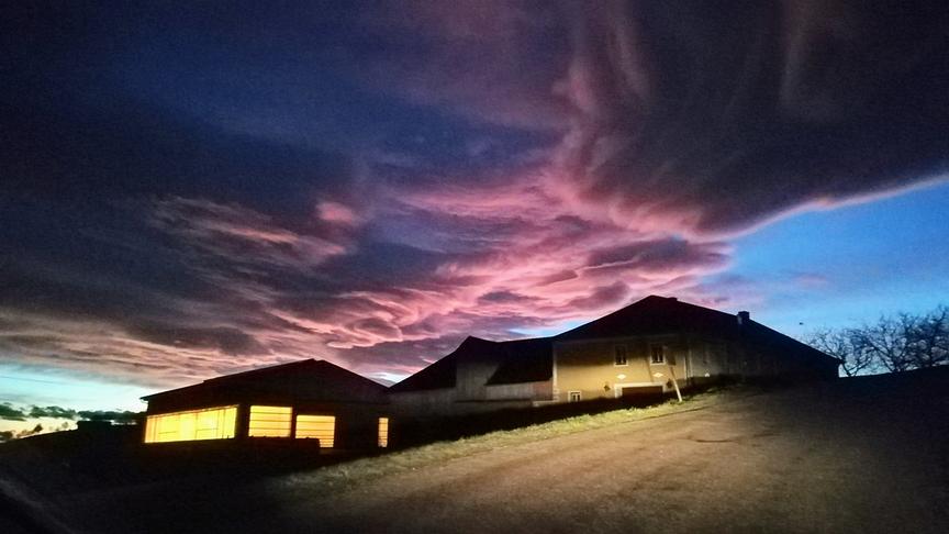 © Karl Haslinger Gigantische Föhnwolke bei Sonnenaufgang über ein Bauernhaus, vom Auto aus fotografiert. (Karl Haslinger)