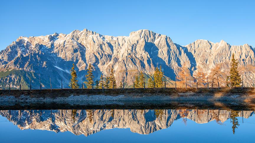 © Christa Kramer Der Hochkönig spiegelt sich im Speichersee in Mühlbach im Pongau. (Christa Kramer)
