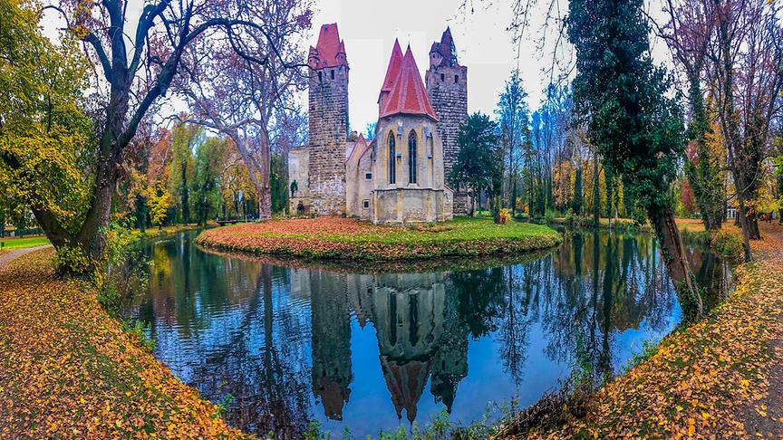 © Siegfried Schlager Herbst Spiegelung Schlosspark Pottendorf. (Siegfried Schlager)