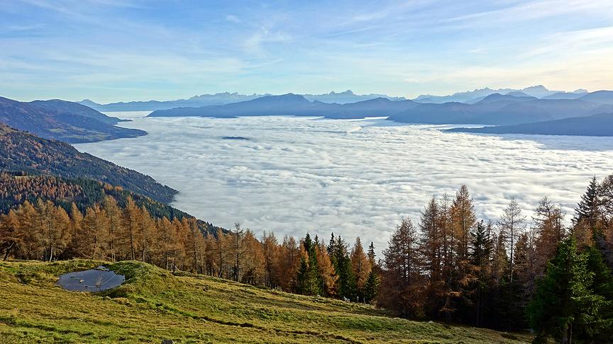 © Annelie Möser Der Millstätter See und das Drautal sind unterm Nebel verborgen. (Annelie Möser)