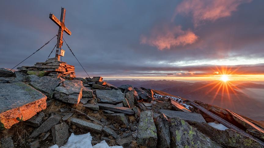 © Gernot Obertaxer Ich wollte unbedingt noch vor dem ersten Schnee den Sonnenaufgang am Gmeineck fotografieren. (Gernot Obertaxer)