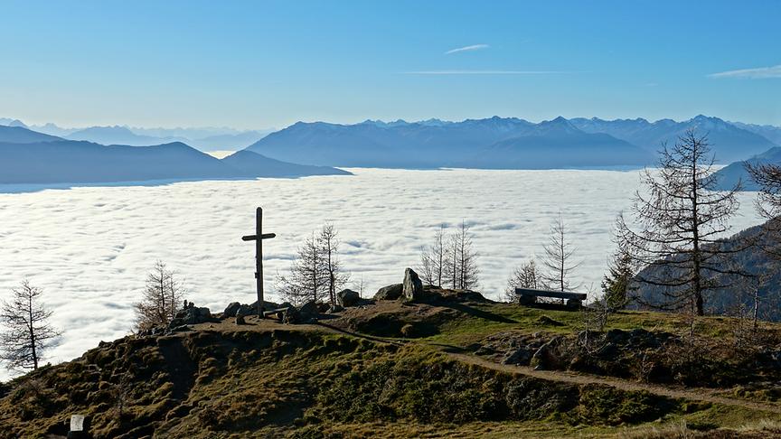 © Annelie Möser Am Lammersdorfer Almkreuz hoch überm Nebelmeer. (Annelie Möser)
