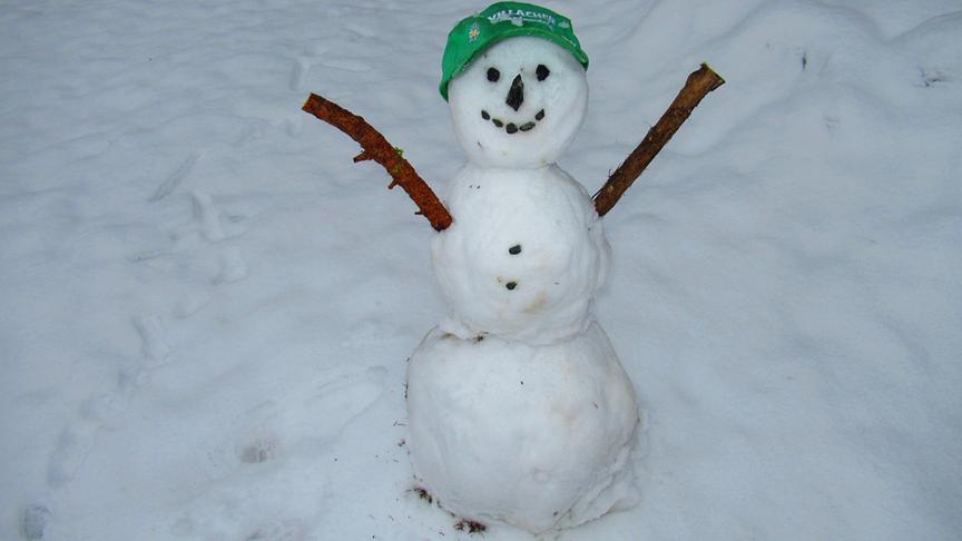© Georg Wastl In Villach starker Regen, aber nur wenige Kilometer entfernt, in Innerteuchen bei Arriach auf 1000 m Höhe, konnte ich einen Schneemann bauen. (Georg Wastl)