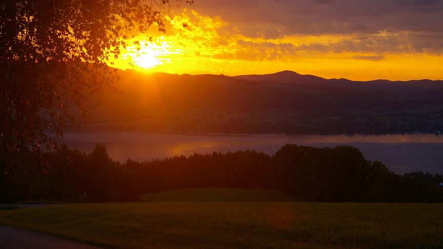© Franz Feichtinger Sonnenuntergang über dem Attersee. (Franz Feichtinger)