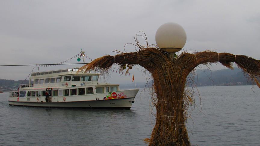 © Georg Wastl Trüb und regnerisch war es am Wörthersee, das Schiff dreht einsam seine Runden. (Georg Wastl)
