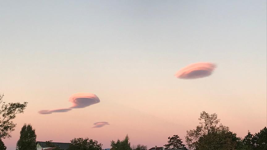 © Manuela Birnbammer Wolkenfelder, die aussehen wie Ufos. (Manuela Birnbammer)
