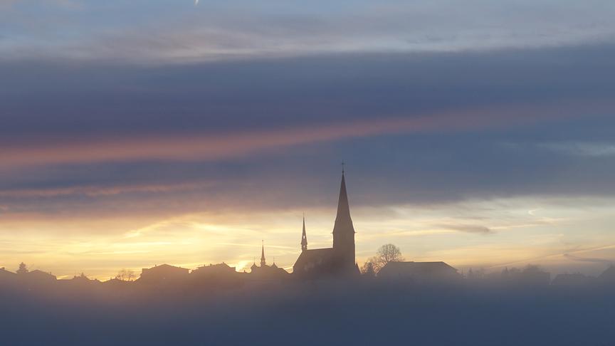 © Marianne Schöftner Die Pfarrkirche von Bad Leonfelden im morgendlichen Nebel. (Marianne Schöftner)