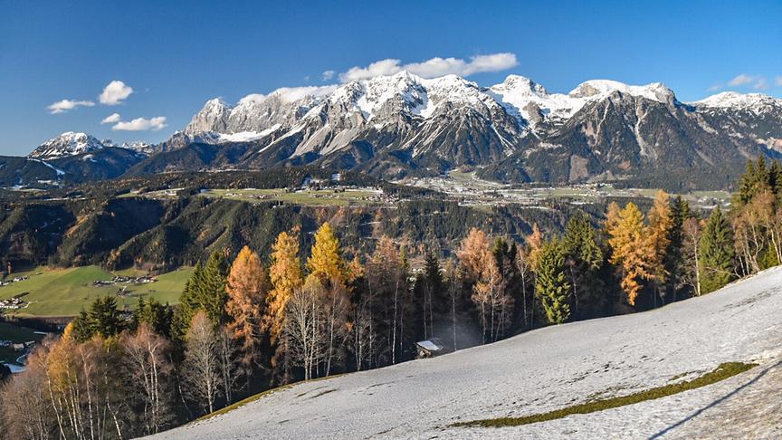 © Siegfried Schlager Schladming vorm Skisaisonanfang: In höheren Lagen Schnee, im Tal noch Wiese. (Siegfried Schlager)