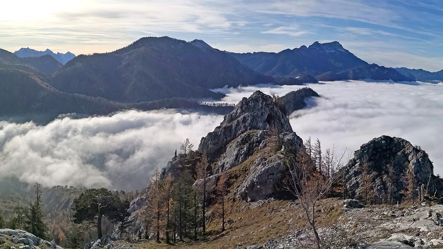 © Robert Pöschl Blick vom Schoberstein Richtung Süden zum Schafberg und rechts davon die Drachenwand. Unter dem Nebel verborgen Attersee und Mondsee. (Robert Pöschl)