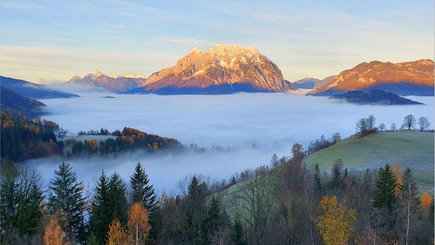 © Hannes Kowatsch Blick von Aigen-Vorberg auf das mit Frühnebel bedeckte Ennstal, dahinter Grimming und Dachsteingletscher in der Morgensonne. (Hannes Kowatsch)