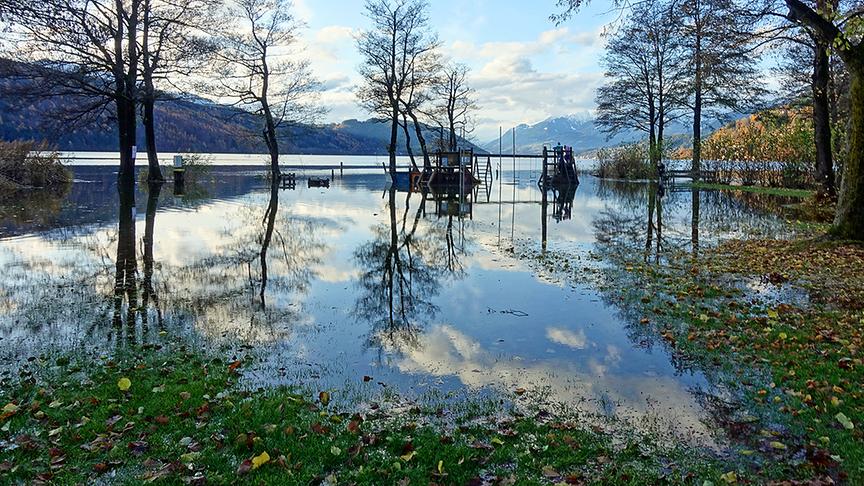 © Annelie Möser Der Millstätter See ist über die Ufer getreten; Spielgeräte und Bäume im Strandbad in Döbriach stehen im Wasser. (Annelie Möser)