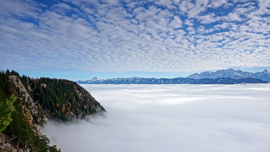 © Annelie Möser Der Blick von der Villacher Alpe über dicken Nebel hinweg nach Süden. (Annelie Möser)