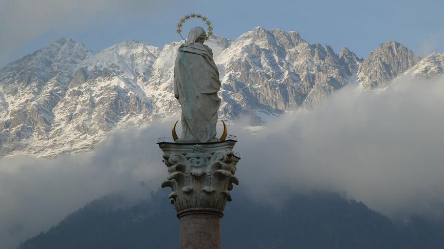 © Ferdinand Mader Vorweihnachtszeit in den Bergen - die Annasäule in Innsbruck. (Ferdinand Mader)