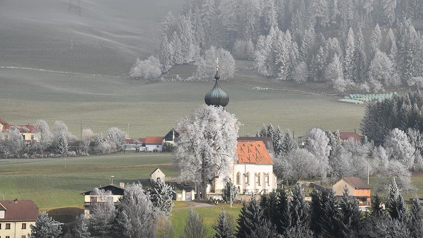 © Karner Franz Die Pfarrkirche St. Peter bei Reichenfels mit den zwei davor stehenden uralten denkmalgeschützen Lindenbäumen im Raureif. (Karner Franz)