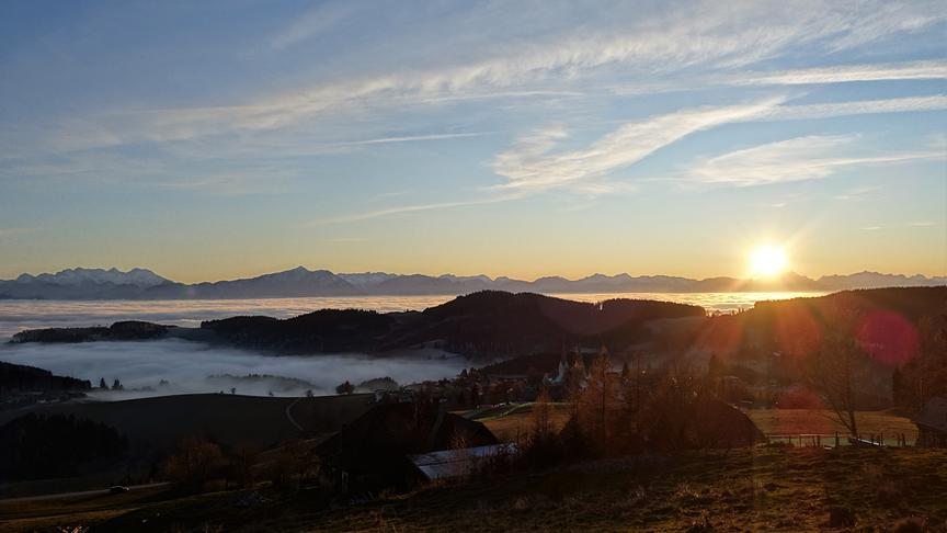 © Mag. Peter Gollowitsch Blick auf Diex knapp vor Sonnenuntergang mit Nebel im Tal. (Mag. Peter Gollowitsch)