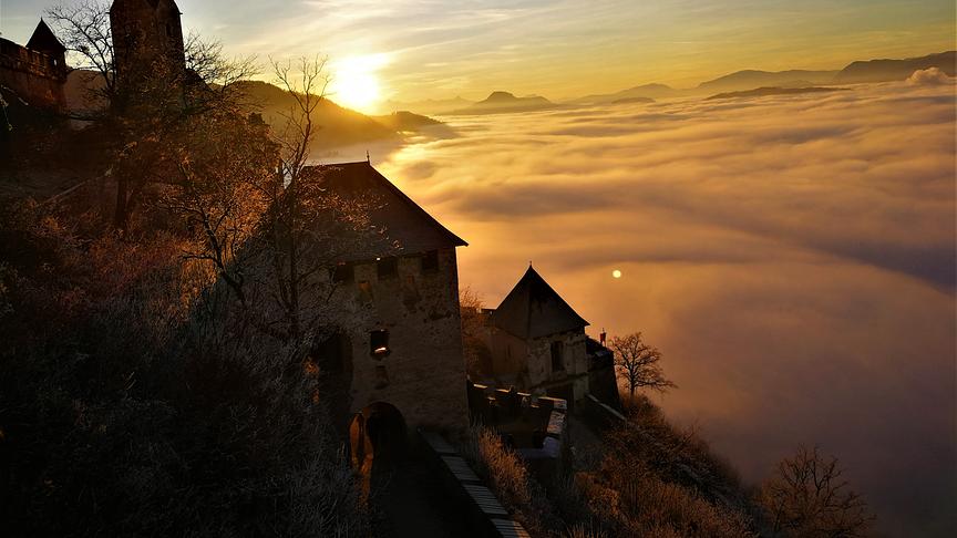 © Roswitha Groinig Sonnenuntergang von der Burg Hochosterwitz mit Blick ins Nebelmeer. (Roswitha Groinig)