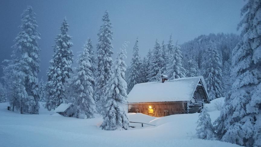 © Herwig Forster Romantische Almhütte im Winter. (Herwig Forster)