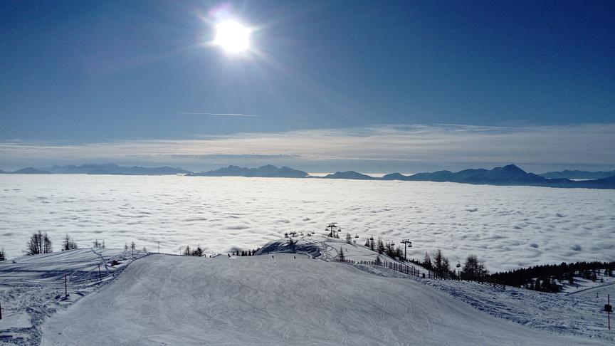 © Uiberlacher Erika Der Ausblick über das Nebelmeer zu den Karawanken. (Uiberlacher Erika)