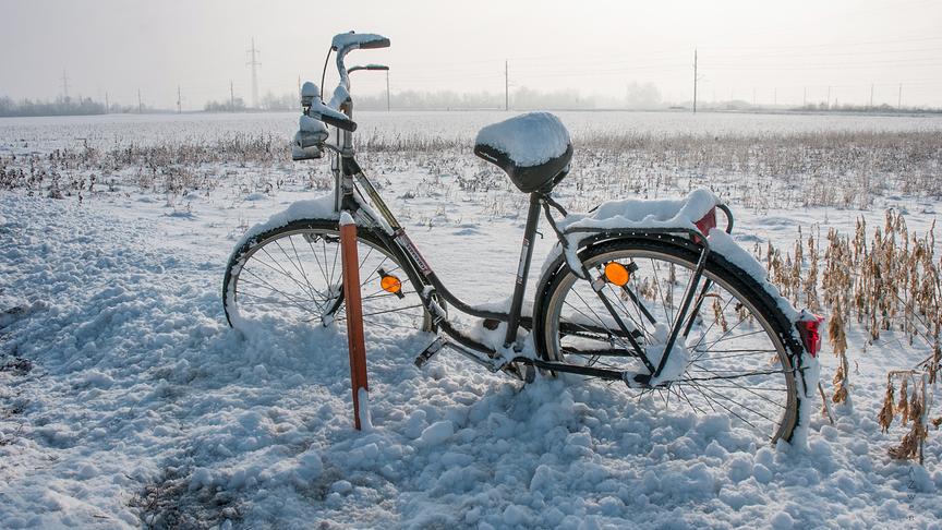 © Zwenig Andreas Verlassen am Straßenrand. Ein eingeschneites Fahrrad vom nächtlichen Schneefall und nachträglich vom Schneepflug zugeschüttet. (Zwenig Andreas)
