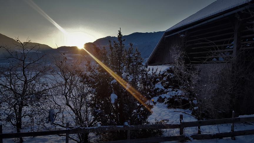 © Haßlacher Ossi Sonnenaufgang (Blick von Greifenburg) über dem Weißensee. (Haßlacher Ossi)