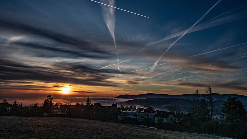 © Peter Havel Sonnenaufgang vom Ölberg mit Wolkendecke unterhalb vom Leopoldsberg / Kahlenberg über Klosterneuburg. (Peter Havel)