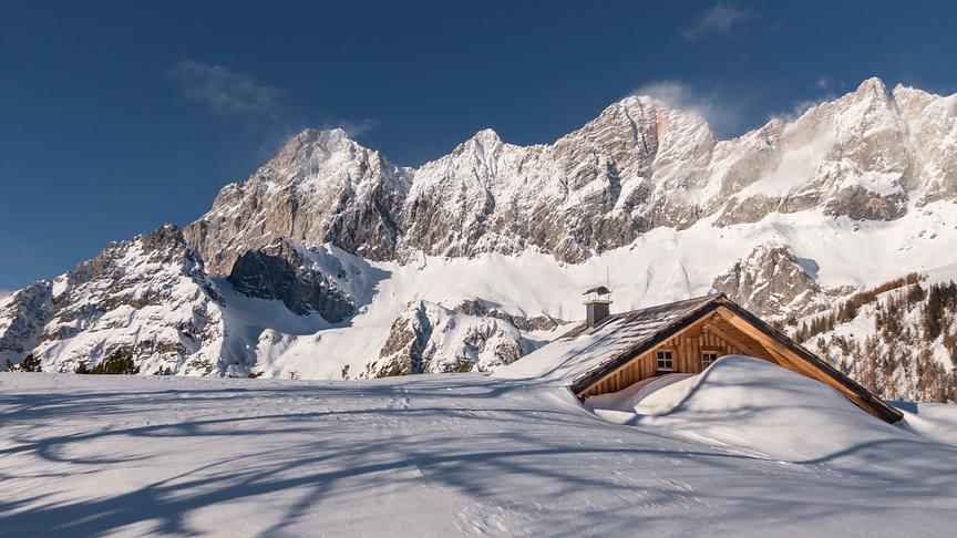 © Thomas Perner Verschneite Berghütte unter dem Dachstein-Massiv. Der genaue Aufnahmepunkt heißt "Satteleck". (Thomas Perner)
