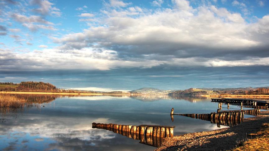 © Emma Sommeregger Heute Nachmittag habe ich beim Strandbad Seekirchen/Wallersee bei einem Fotospaziergang diese schöne Lichtstimmung mit Wolkenspiegelung fotografieren können. (Emma Sommeregger)