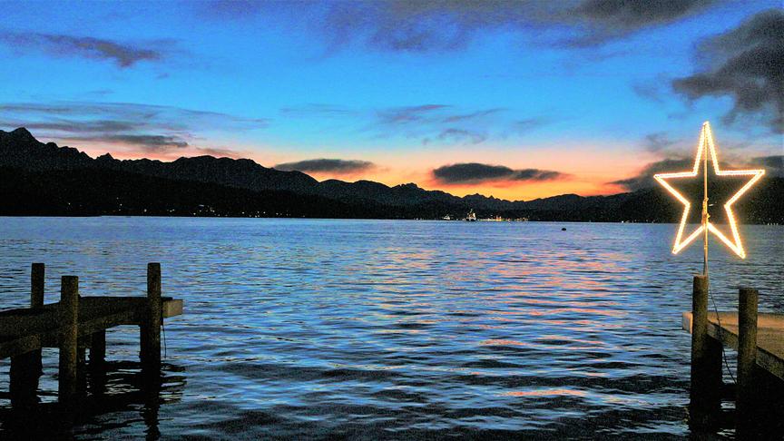 © Josef Innerwinkler Pörtschach am Wörthersee........ Abendstimmung mit Blick Richtung Veldener Bucht...und den Karawanken. (Josef Innerwinkler)