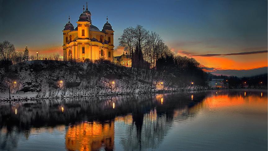 © Peter Grill Stadl-Paura Dreifaltigkeitskirche an der Traun zur Adventzeit. (Peter Grill)