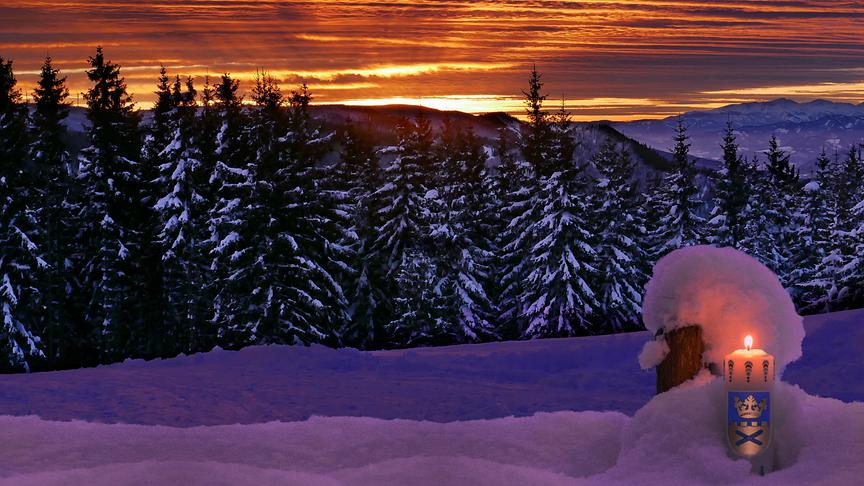 © Manfred Polansky Vor einem dramatischen Sonnenuntergang über dem Mürztal gewinnt eine kleine Kerzenflamme immer mehr an wärmender Kraft. (Manfred Polansky)