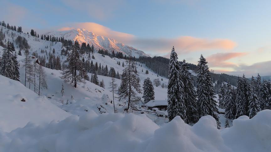© Rudolf Kössl Herrliche Abendsonne am Gosaukamm mit einer idyllischen Winterlandschaft auf den Hofalmen bei Filzmoos. (Rudolf Kössl)