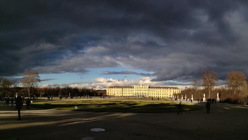 © Karin Parzer Tolle Licht-/Wolkenstimmung vor Schloss Schönbrunn. Kurz darauf hat es geregnet und sogar etwas gehagelt. Bisschen April im Dezember ;) (Karin Parzer)