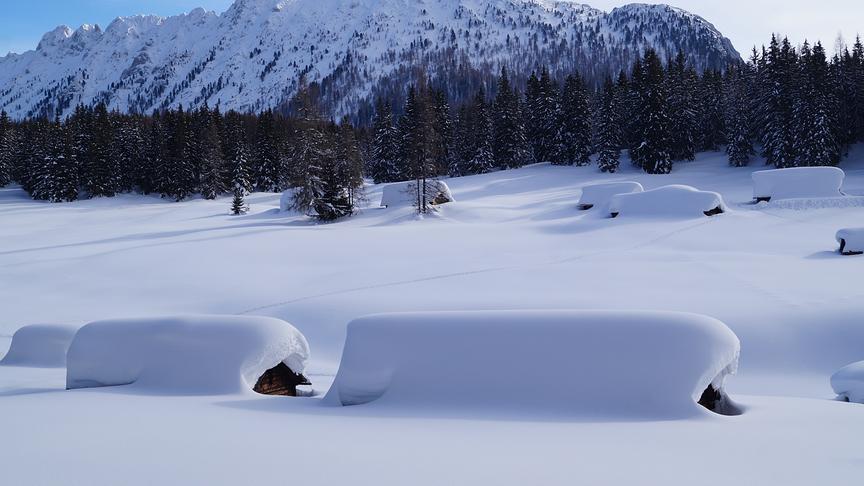 © Matthias Gruber Die Almhütten der Viehbergalm halten ihren Winterschlaf. Im Hintergrund wacht der mächtige Kamm. (Matthias Gruber )