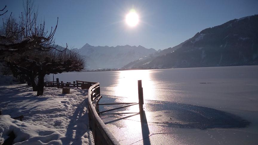 © Hochhold Rainer Aufnahme des Zeller Sees mit einer dünnen Eisdecke von Thumersbach aus in Richtung Tauern (Kitzsteinhorn). (Hochhold Rainer)