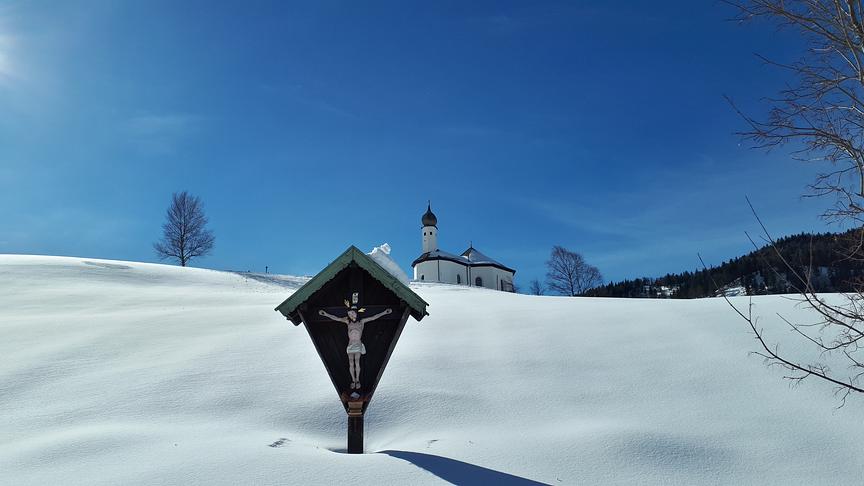 © Peter Kogler Blick von der Loipe in Achenkirch auf die Kapelle. (Peter Kogler)