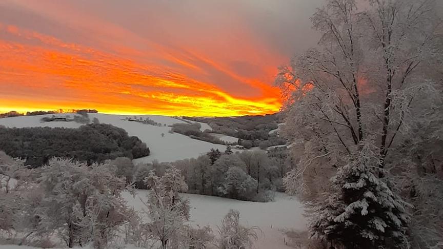 © Andrea Fuchs Morgendlicher Sonnenaufgang mit Blick von Stickelberg (Gemeinde Hollenthon) Richtung Wiesmath. (Andrea Fuchs)