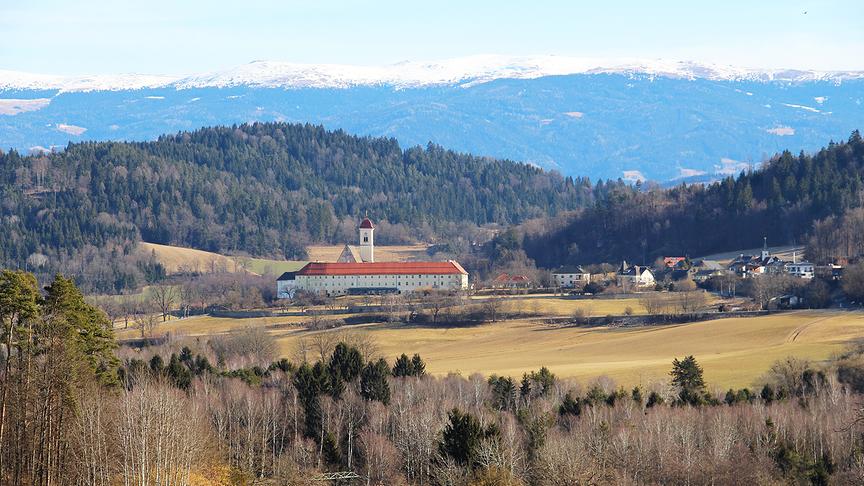 © Gottfried Kogler Stift St. Georgen am Längsee mit dem noch schneebedeckten Rücken der Saualpe im Hintergrund. (Gottfried Kogler)