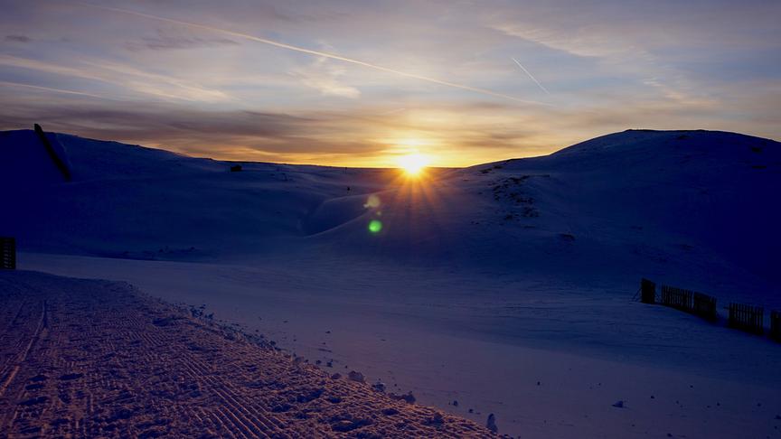 © Barbara Prosekar Die ersten Sonnenstrahlen hinter Hügeln aus Schnee. (Barbara Prosekar)