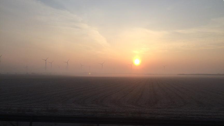 © Martin Bößmüller Sonnenaufgang über dem Marchfeld im Weinviertel aus dem Zug aufgenommenen. (Martin Bößmüller)