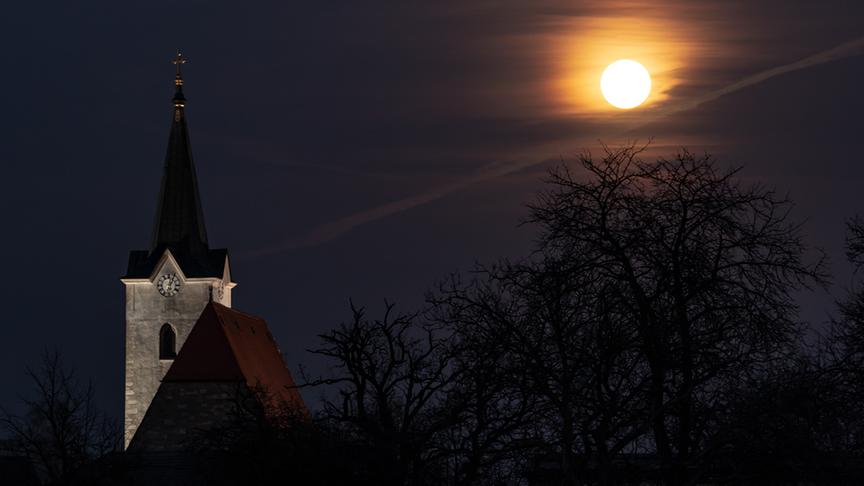 © Michael Zobl Pfarrkirche Naarn im Machlande mit dem Vollmond. (Michael Zobl)