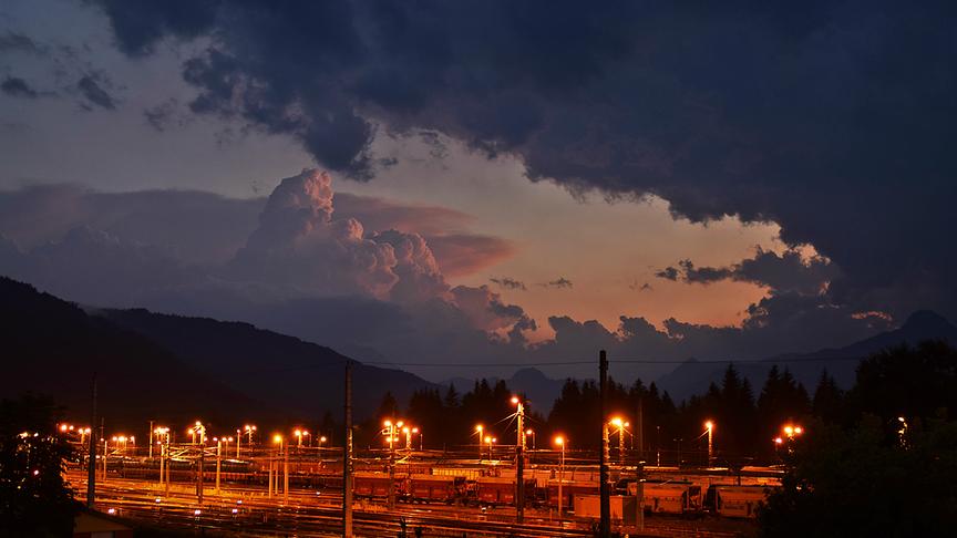 © Ingrid Grossauer Nach dem Gewitter öffnete sich am Abend nochmal der Himmel übern Grimming & dem Bahnhof Selzthal. (Ingrid Grossauer)