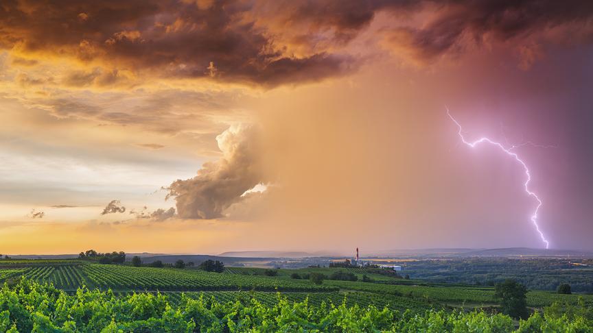 © Jochen Burger Ein Gewitter im Abendlicht, aufgenommen südlich vom Kraftwerk Theiss Blickrichtung Nord. (Jochen Burger)