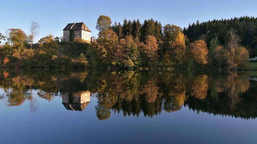 © Andreas Reiner Beim Fischen am Moosburger Mühlteich, das Schloss Moosburg im Hintergrund; traumhaftes Herbstwetter. (Andreas Reiner)